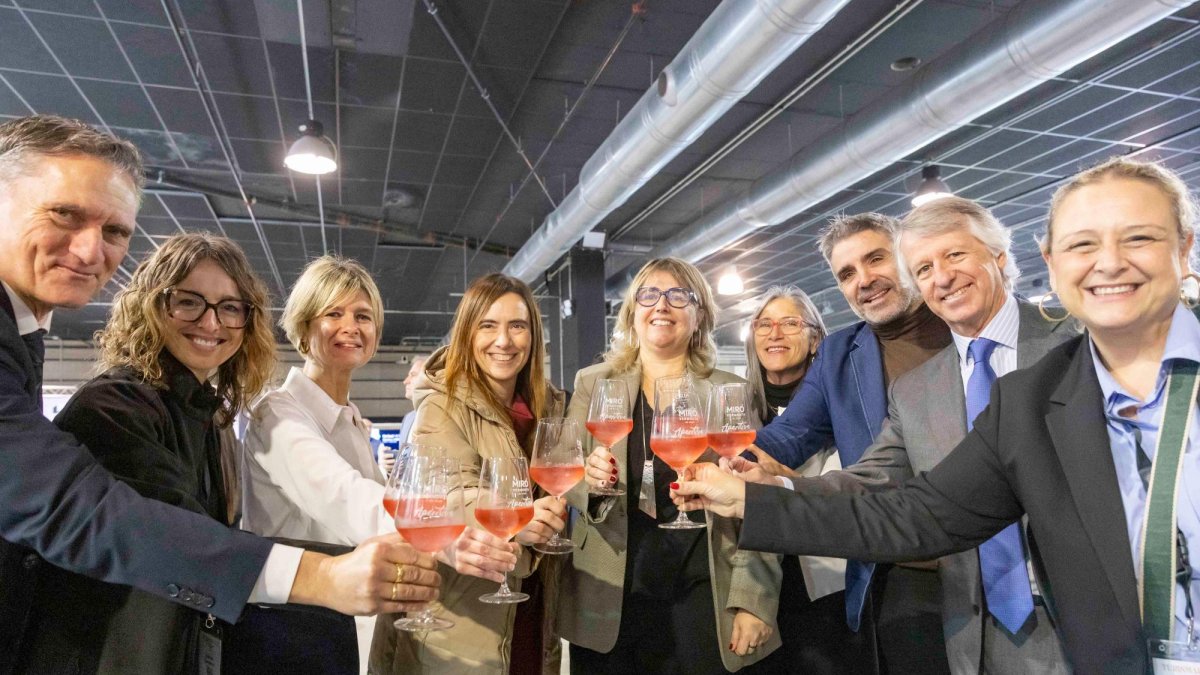 D’esquerra a dreta, Josep Baiges, conseller delegat de Redessa y regidor de Promoció Econòmica i Coneixement de Reus; Úrsula Catalán directora del departament d’R+D+I de Masergrup; Noemí Llauradó, presidenta de la Diputació de Tarragona; Sandra Guaita, alcaldessa de Reus; Berta Cabré, presidenta de la Federació Empresarial d’Hostaleria i Turisme de la província de Tarragona (FEHT); Assumpció Castellví, alcaldessa de Vandellòs i l’Hospitalet de l’Infant; Carlos Brull, president del Patronat de Turisme de la Diputació de Tarragona; Arturo Mas- Sardá, president del consell d’administració de PortAventura World; i Montserrat Caelles, directora general de Miró Vermouth, en un brindis durant el saló Turismarket, aquest dilluns, a firaReus.