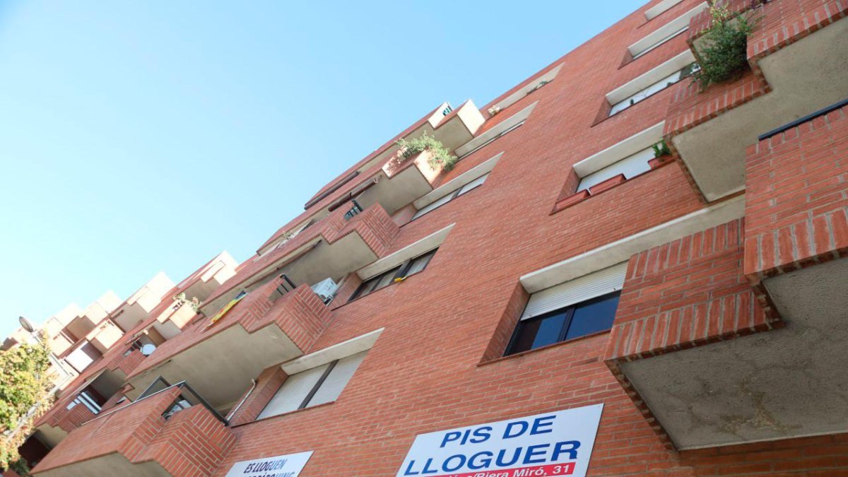 A la hora de alquilar una vivienda, también se recomienda tener claro qué paga el inquilino y qué el propietario, quién costea las reparaciones, cuánto se abona por la fianza y conocer el precio medio de la zona.