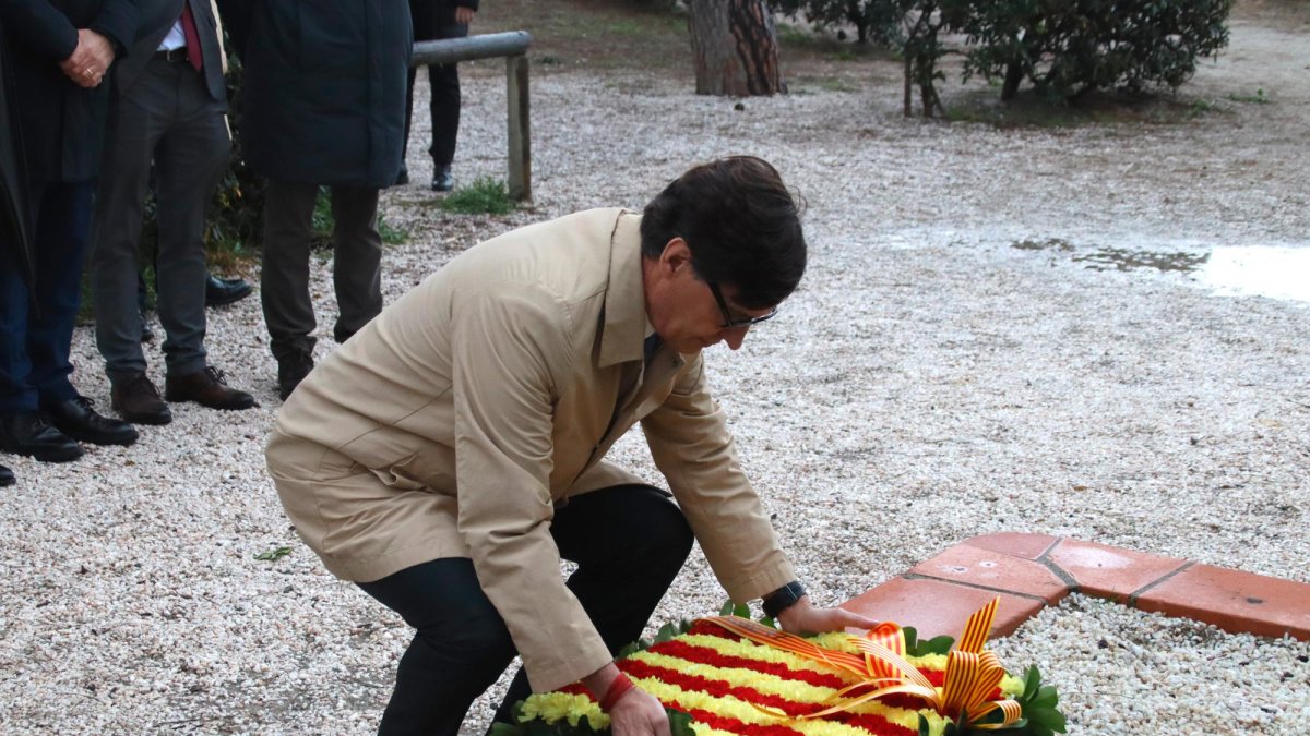 El president de la Generalitat, Salvador Illa, deixant una ofrena al monòlit en memòria a les víctimes del camp d’Argelers.