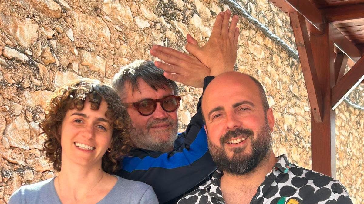 L’artista Rafael Tormo (al centre) amb l’escriptora Mireia Ibáñez i el gestor cultural Fernando Paniagua.