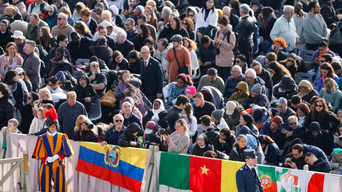 Con la plaza llena a rebosar de fieles, se espera la llegada de las delegaciones internacionales, que ocuparán un área reservada frente a la basílica.