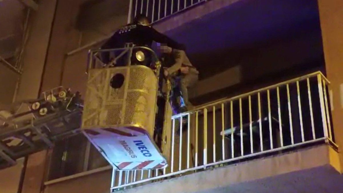 Momento en que el acusado sube a la cesta de la escalera de Bombers para bajar al suelo.