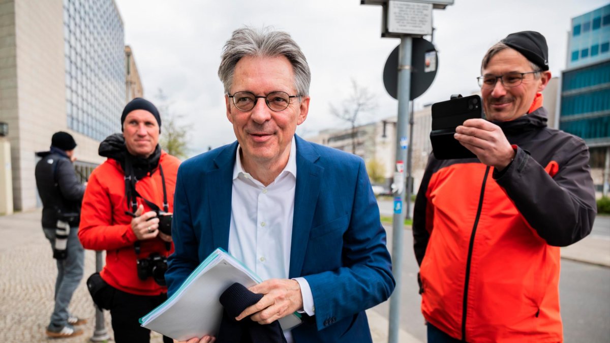 Achim Post (C) del Partido Socialdemócrata (SPD) llega a la sede del partido Unión Demócrata Cristiana (CDU), la Konrad-Adenauer-Haus, en Berlín.