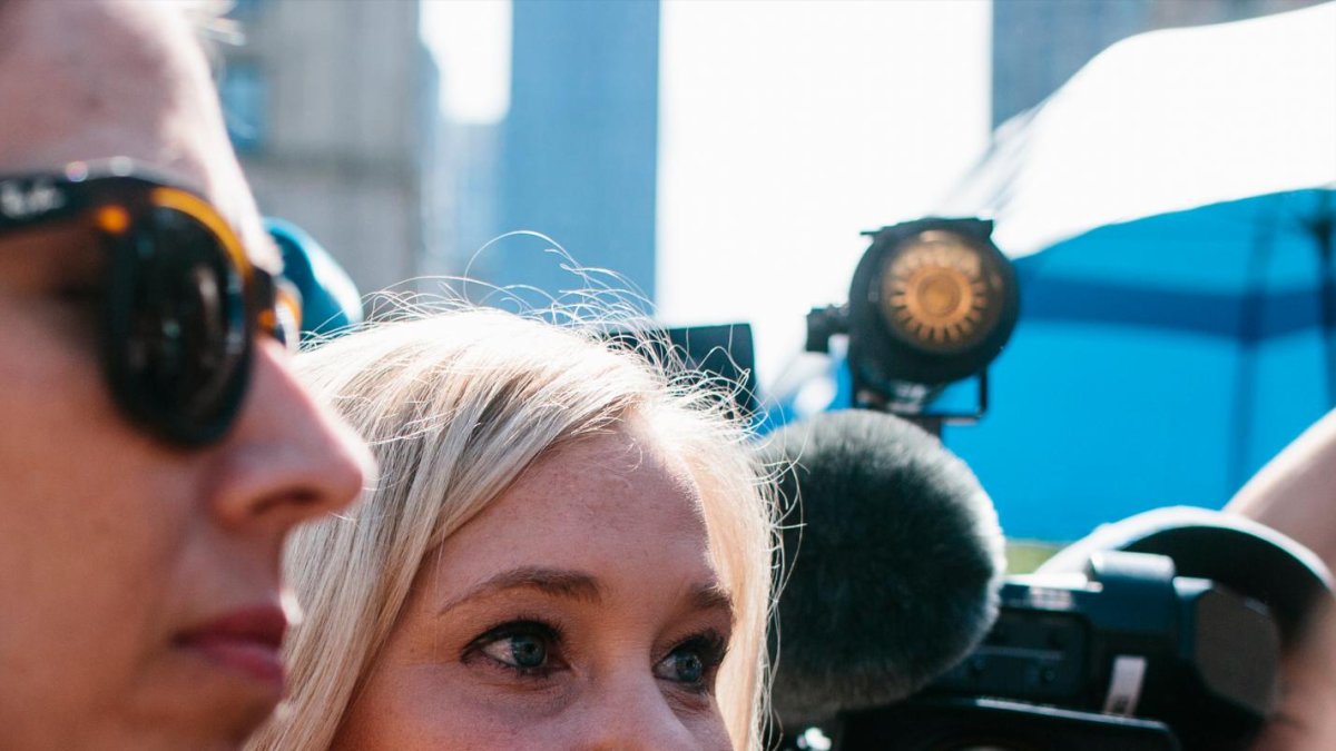 Fue una de las primeras y más fuertes voces que exigieron cargos penales contra Epstein y sus cómplices.