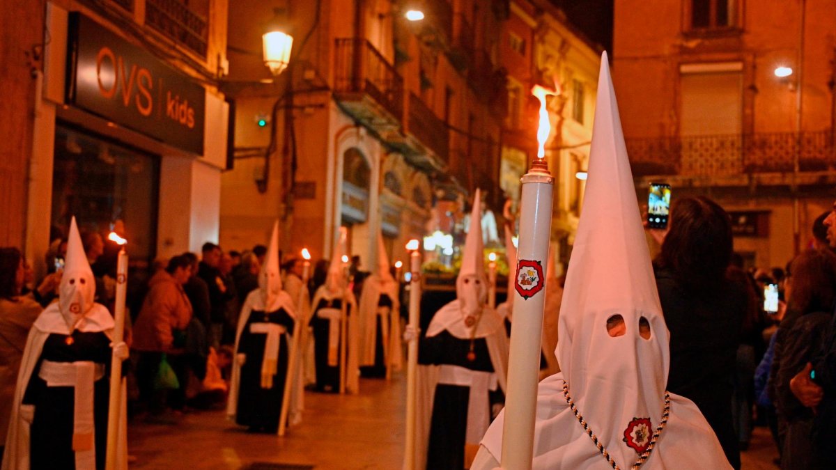 Centenares de personas participaron de la Solemne Processó del Sant Enterrament de Reus en 2024.