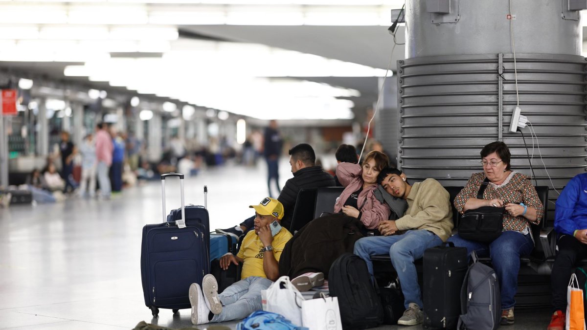Imagen de la estación de tren de Atocha, en Madrid, donde cientos de pasajeros han pasado la noche.