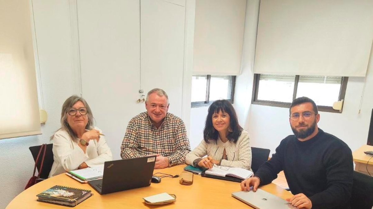 Representants municipals amb els d’Educació.