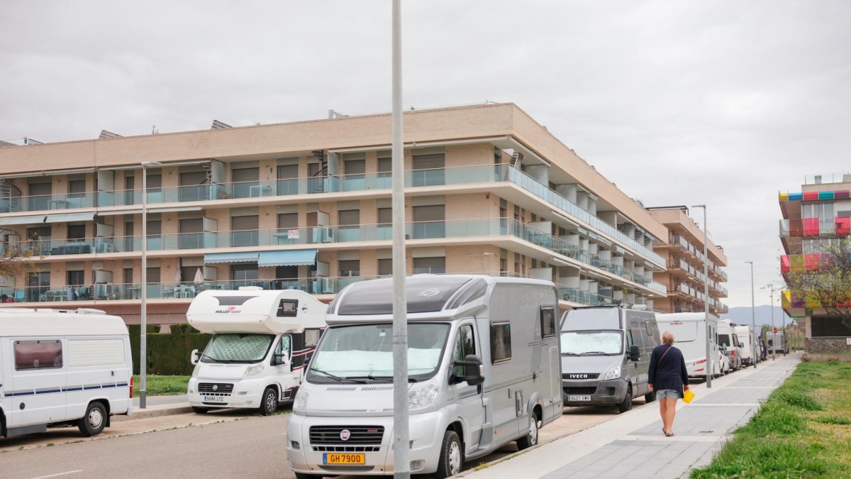 Las autocaravanas se acumulan a pocos metros de la playa.