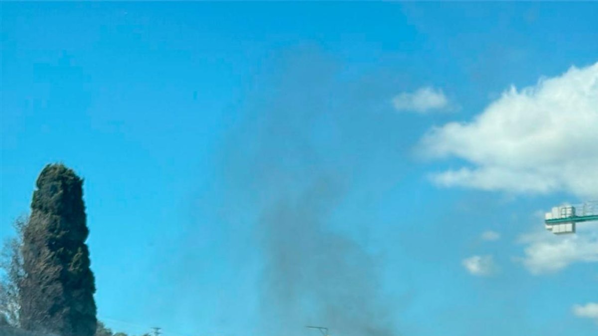 El vehículo incendiado ha quedado totalmente destrozado.