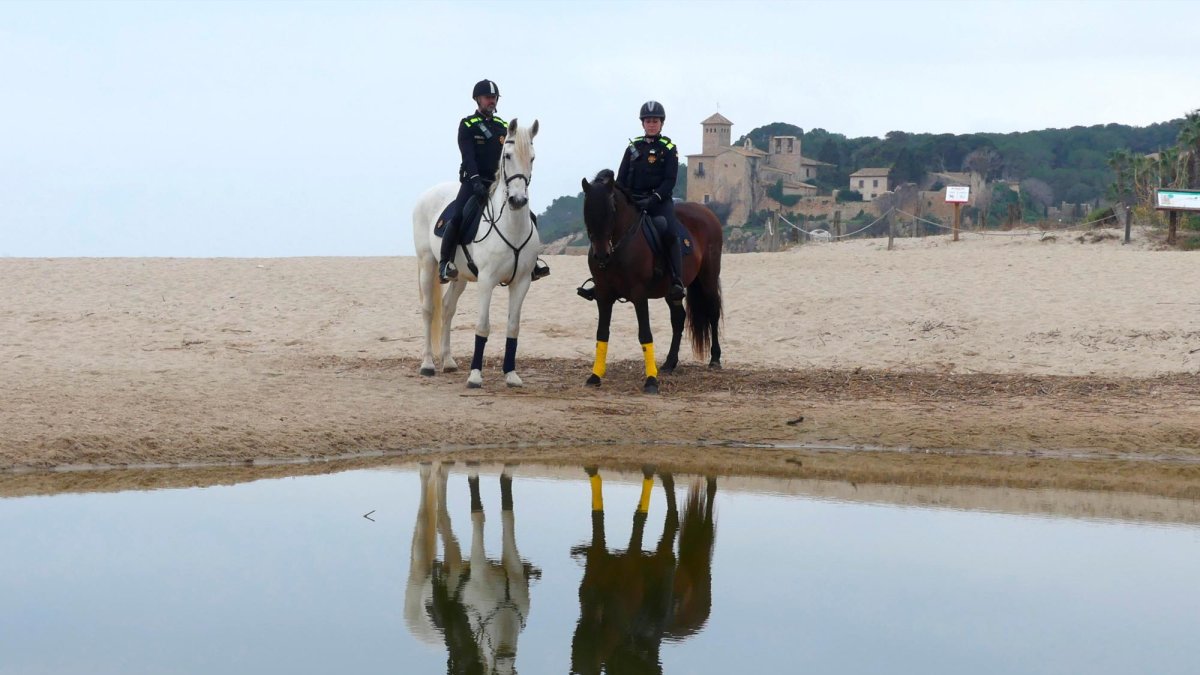 Dos agentes de la Unidad Montada de la Guàrdia Urbana de Tarragona.