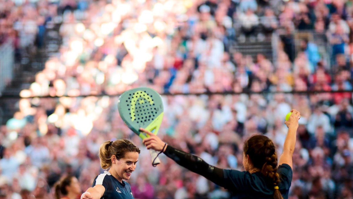 Ari Sánchez y Paula Josemaría tras vencer a Ale Salazar y a Vero Virseda.