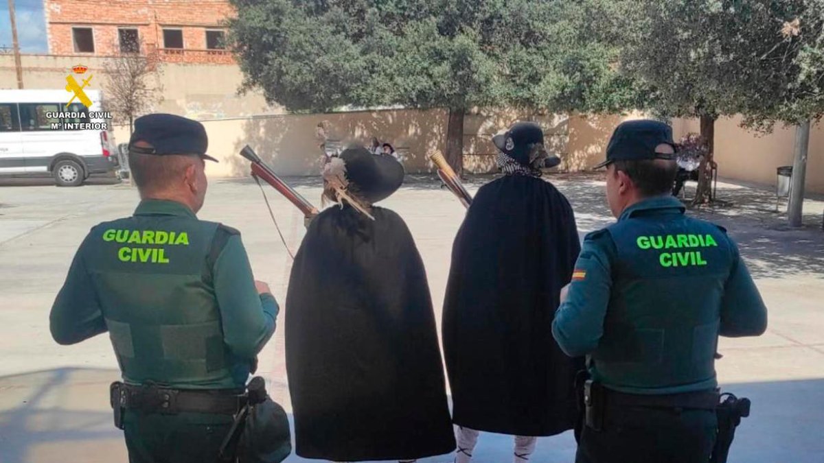 Dos agentes de la Benemérita supervisan los disparos de los trabucaires.