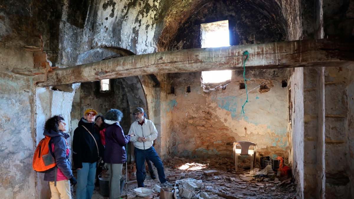 Iglesia de Sant Julià en una visita reciente de la plataforma Salvem Els Mongons.