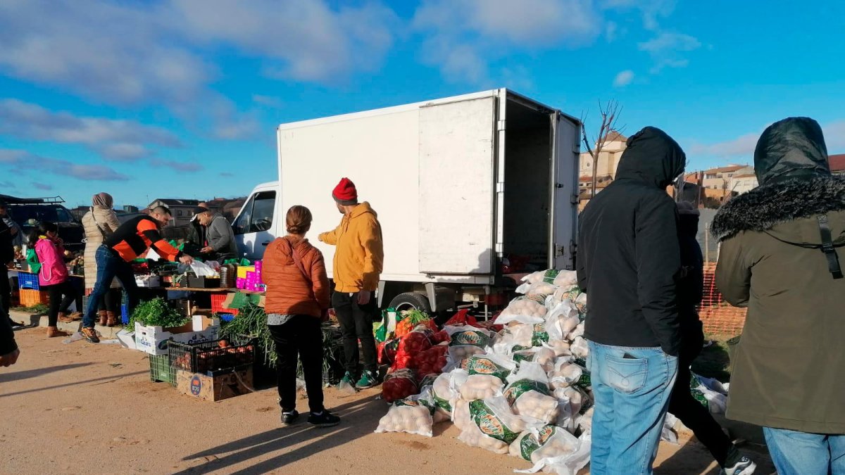 Al mercat d’antiguitats també s’havien sumat parades de fruita i verdura.