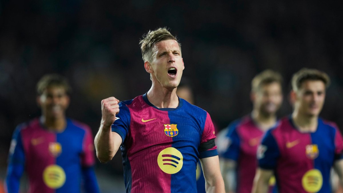 El delantero del F.C. Barcelona Dani Olmo celebra tras anotar el segundo gol del equipo durante el partido de LaLiga entre FC Barcelona y CA Osasuna en el Estadio Olímpico de Montjuic, la semana pasada.