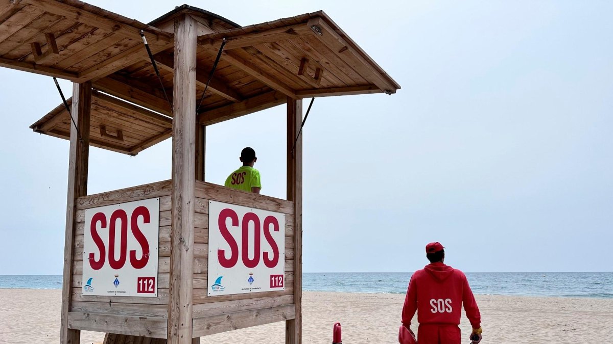 Servicio de socorrismo en la playa de la Paella de Torredembarra.