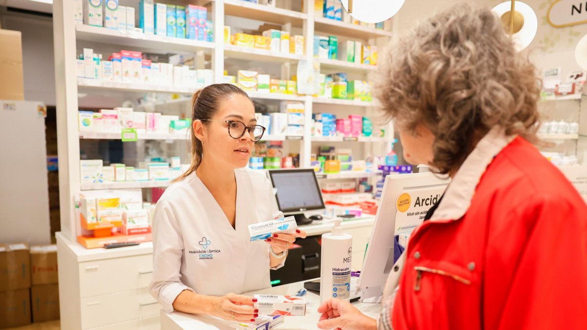 Pese al avance hacia la digitalización, las autoridades sanitarias aseguran que los prospectos en papel seguirán disponibles.