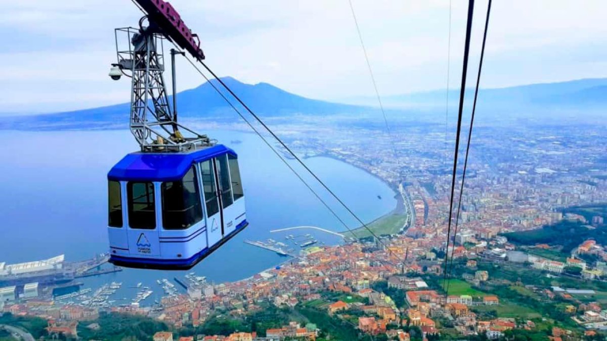 El accidente se produjo, según las primeras hipótesis, por la rotura de uno de los cables del teleférico que une la localidad de Castellammare di Stabia.