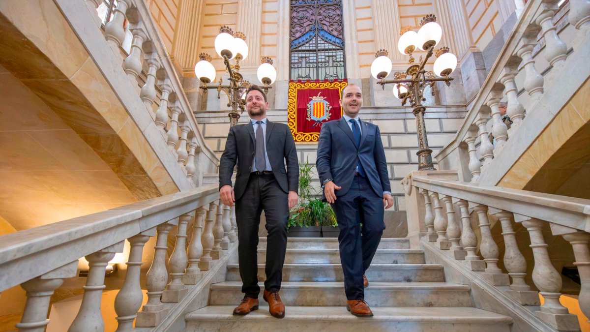El alcalde de Tarragona, Rubén Viñuales, ayer en la Plaça de la Font con el conseller de Presidència, Albert Dalmau.