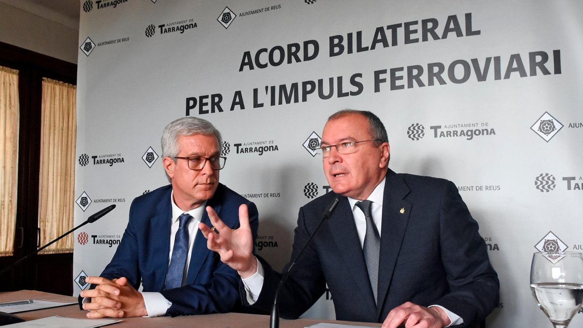 Josep Fèlix Ballesteros y Carles Pellicer cuando firmaron el pacto de La Boella.