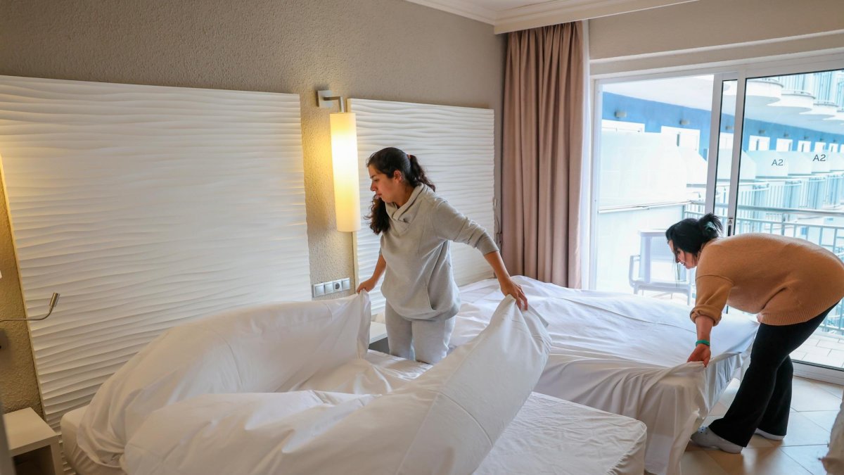 Trabajadoras del Hotel Augustus de Cambrils poniendo a punto las habitaciones para reabrir y recibir a los primeros visitantes.