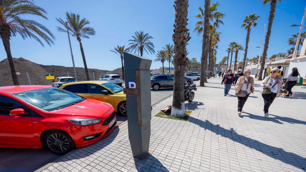 Uno de los parquímetros de La Pineda, que ganará estacionamiento tarifado esta temporada.