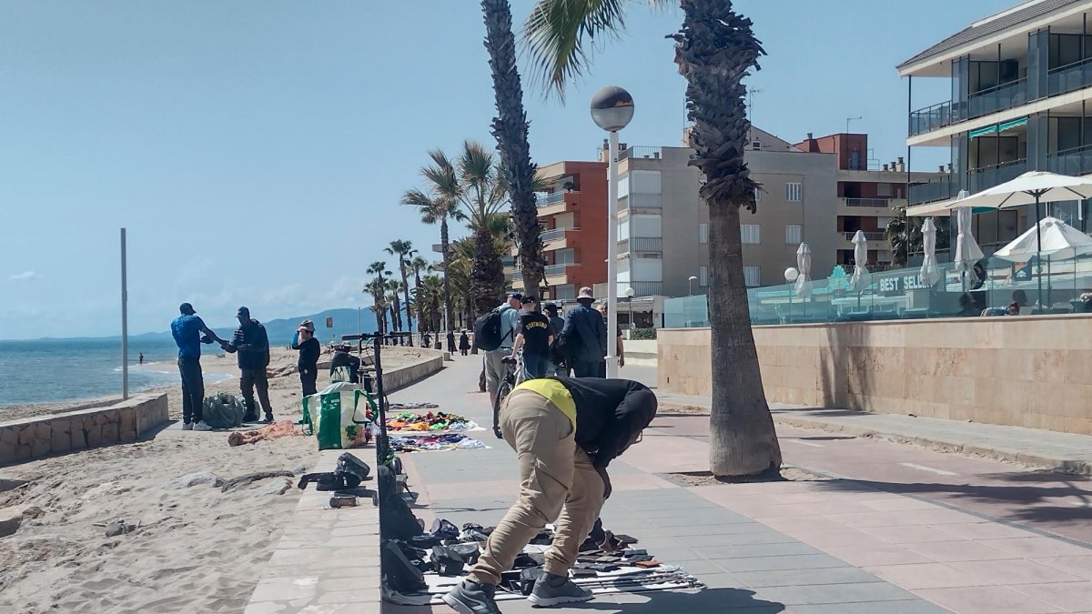 Unos pocos manteros desplegaron bolsos, carteras y camisetas deportivas ya este fin de semana en el paseo marítimo de Cambrils, coincidiendo con el buen tiempo y la afluencia de turismo.