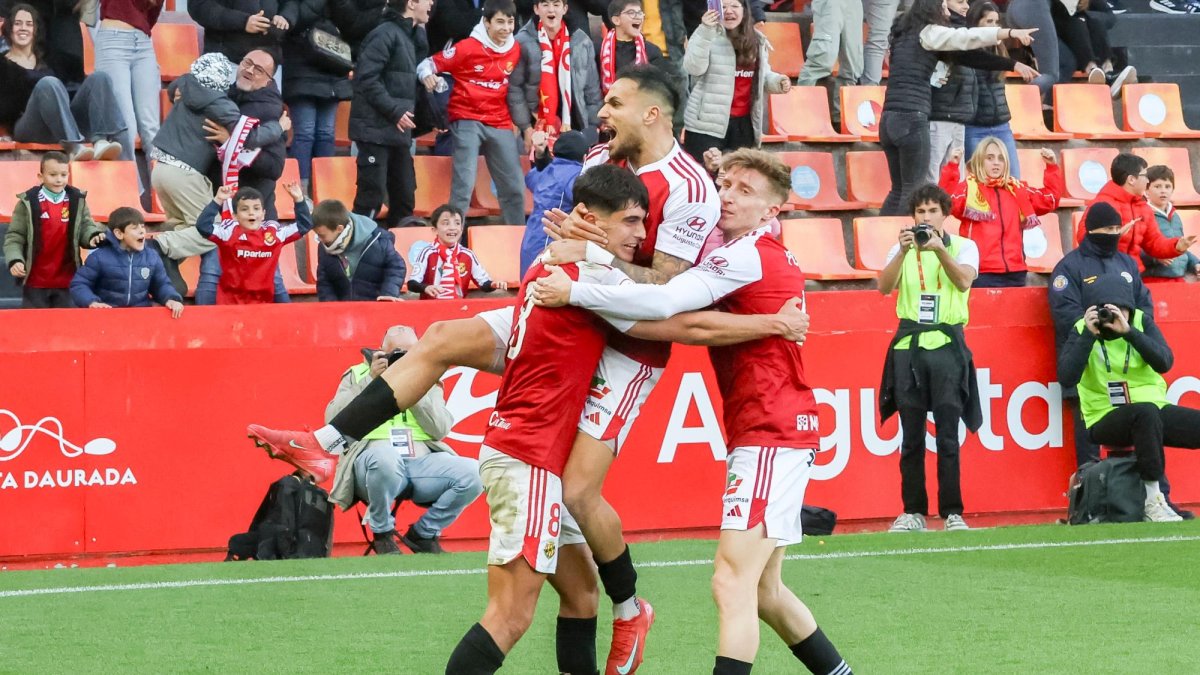 Antoñín Cortés celebra con Montalvo y Pol Domingo un gol esta temporada.