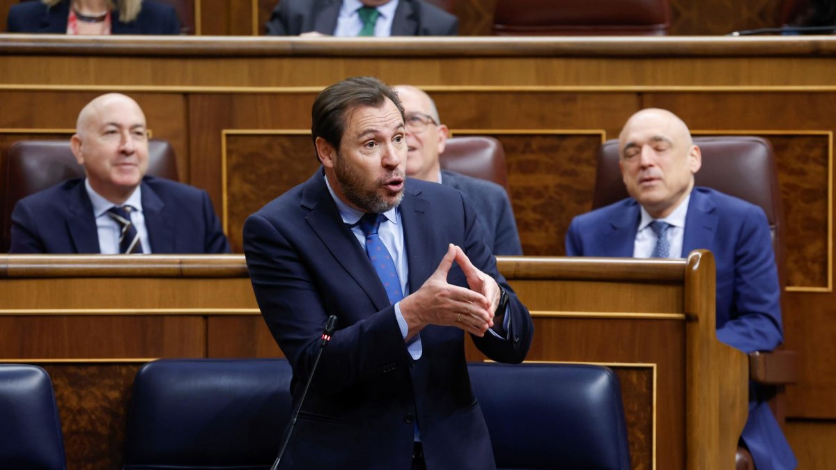 El ministro de Transportes, Óscar Puente, en el Congreso de los Diputados.