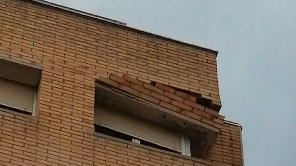 Una parte del edificio ha sufrido importantes daños.