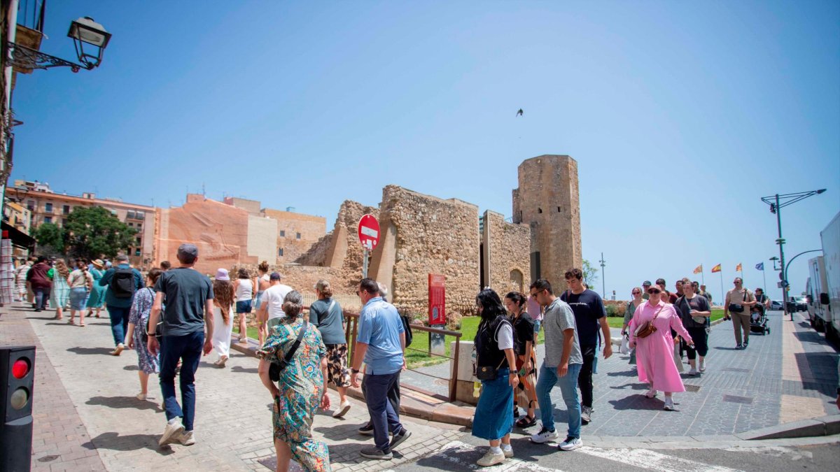 Los cruceristas llegan al centro de la ciudad con un transfer. Luego pasean por la Part Alta.
