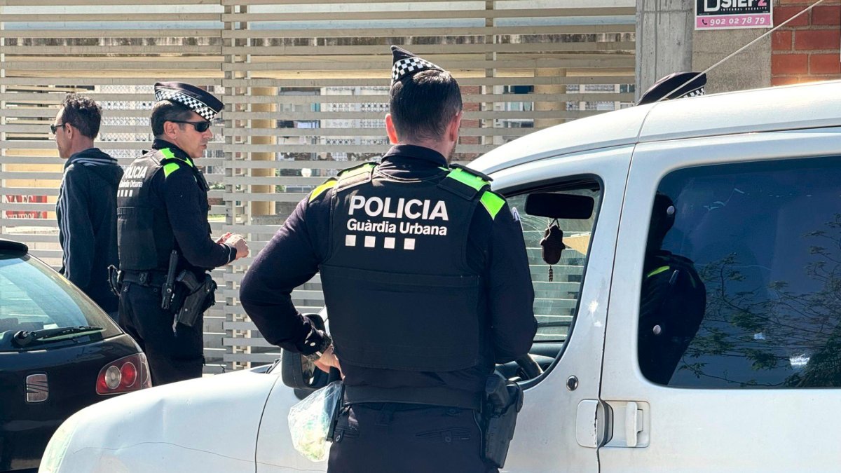 Agentes de la Urbana con una furgoneta parada.