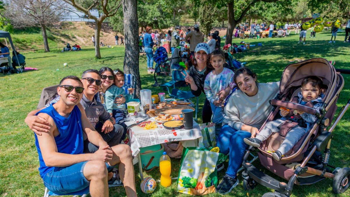 Una familia ayer en el Parc Francolí de Tarragona.