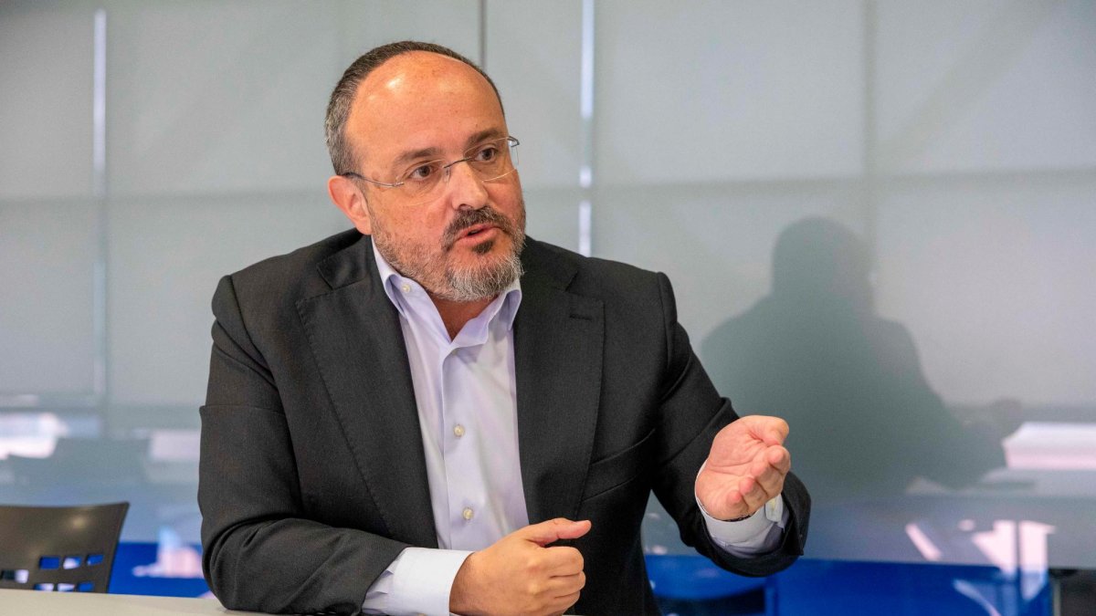 El presidente del Partido Popular, Alejandro Fernández, en el Diari, durante la entrevista.