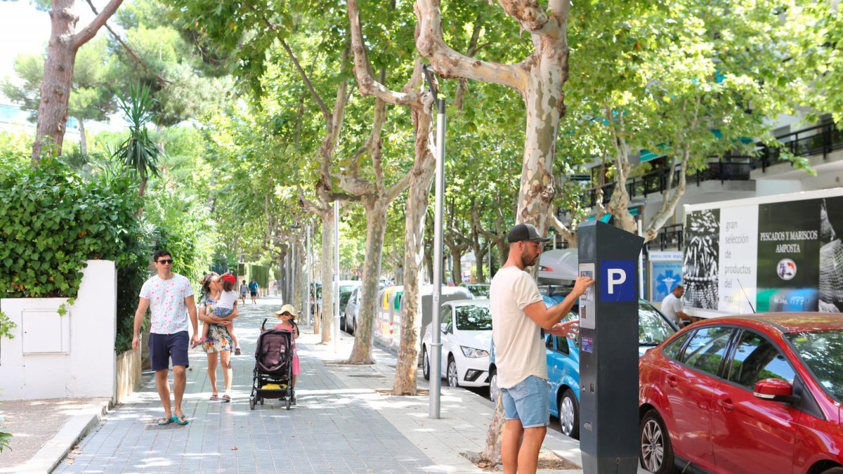 imagen de una persona pagando en la zona azul de Salou.