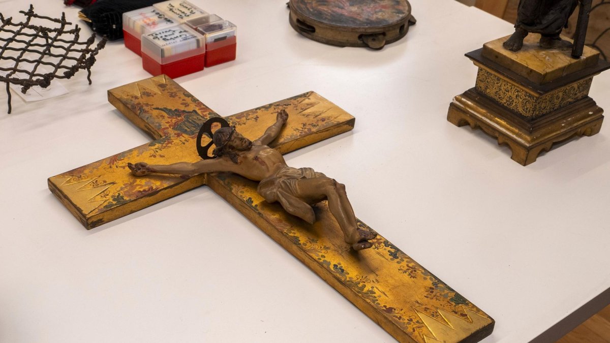 Sant Crist, con la cruz decorada por Jujol.