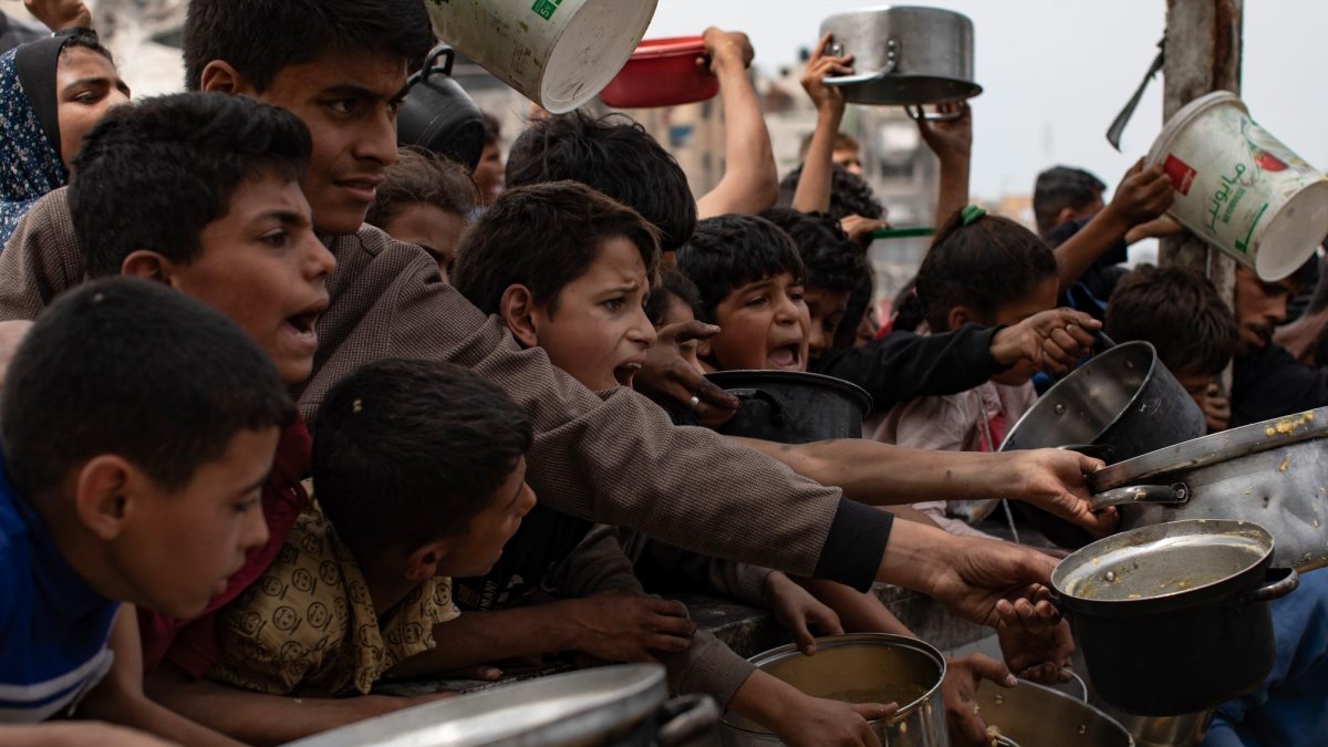 Palestinos desplazados internamente se empujan en la fila para recibir una ración de comida de una cocina benéfica, en Jabalia, en el norte de la Franja de Gaza, esta semana.