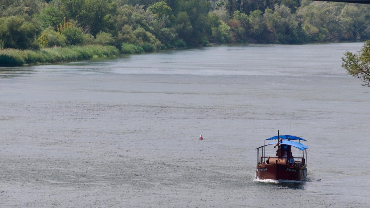 El llagut ‘Lo Sirgador’, recorrent l’Ebre prop de Tortosa.