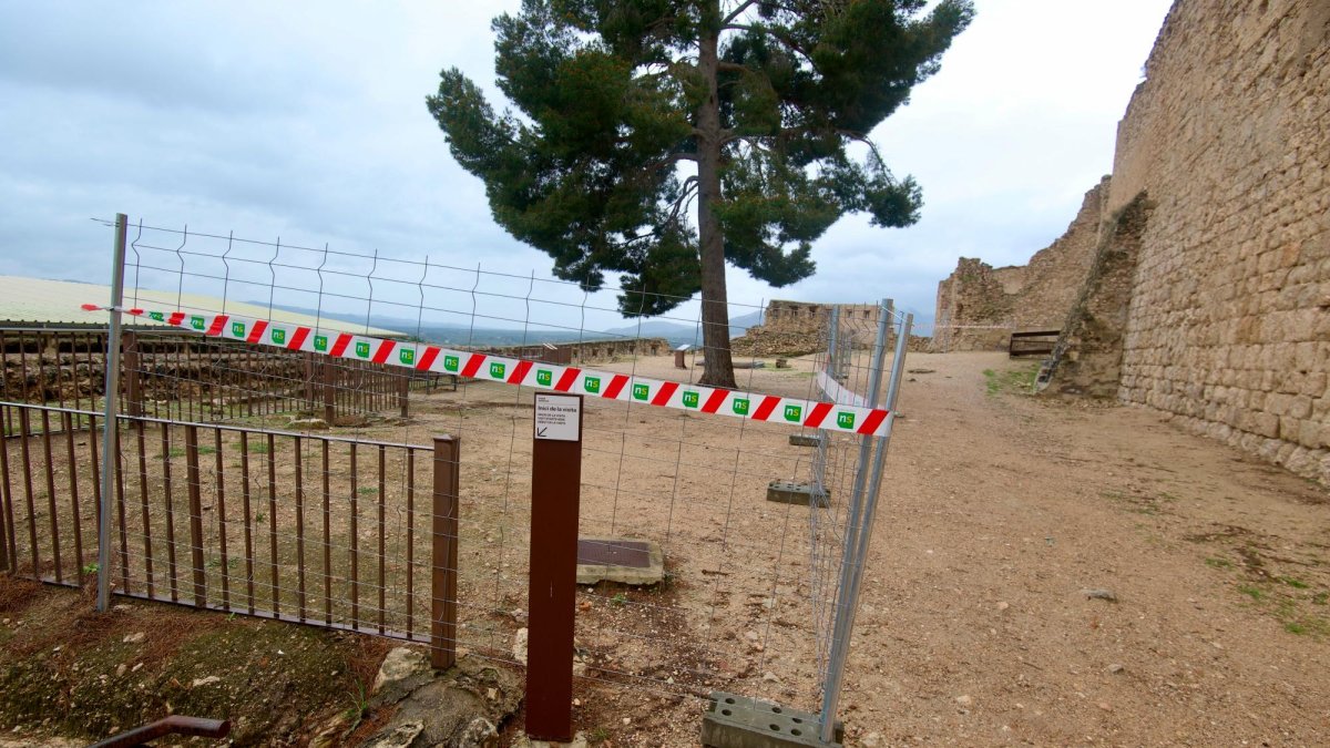 Obres de rehabilitació en marxa al castell de Miravet.