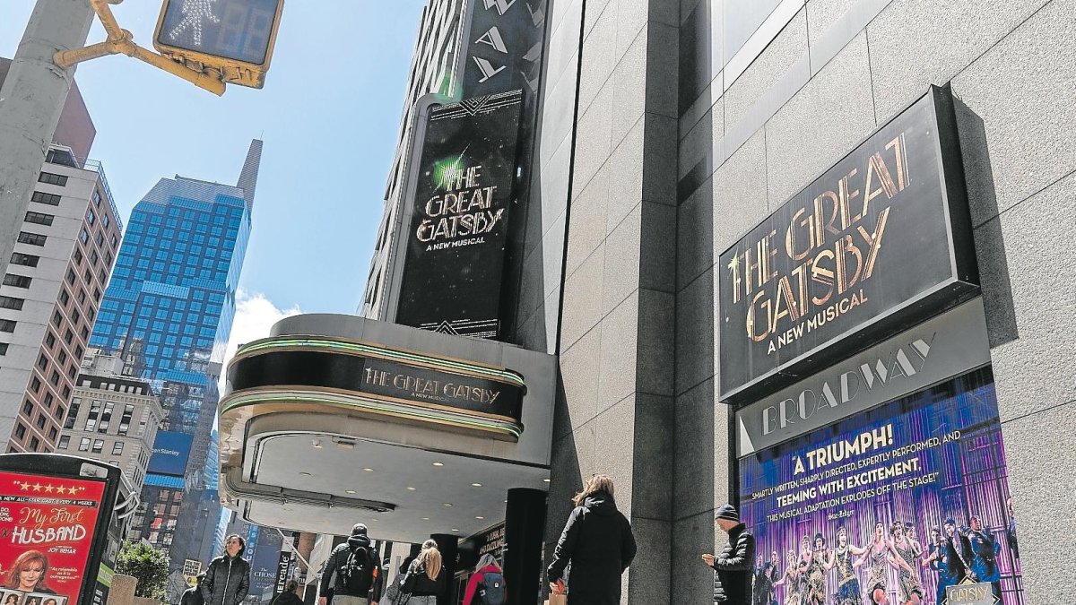 Transeúntes frente a un cartel del musical ‘The Great Gatsby’ esta semana en Broadway.