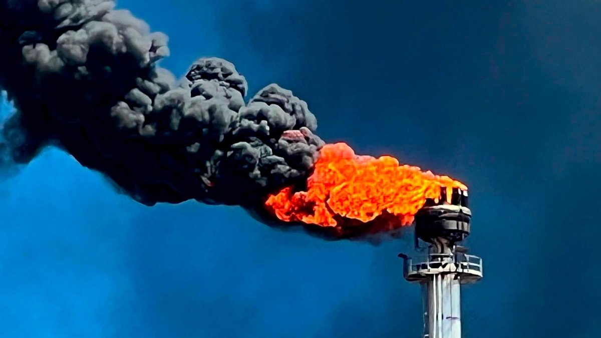 Una antorcha del polo petroquímico ardiendo tras el apagón.