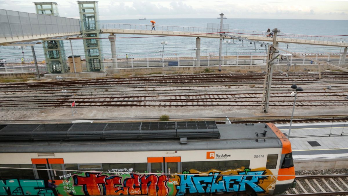 Tren por la estación de Tarragona.
