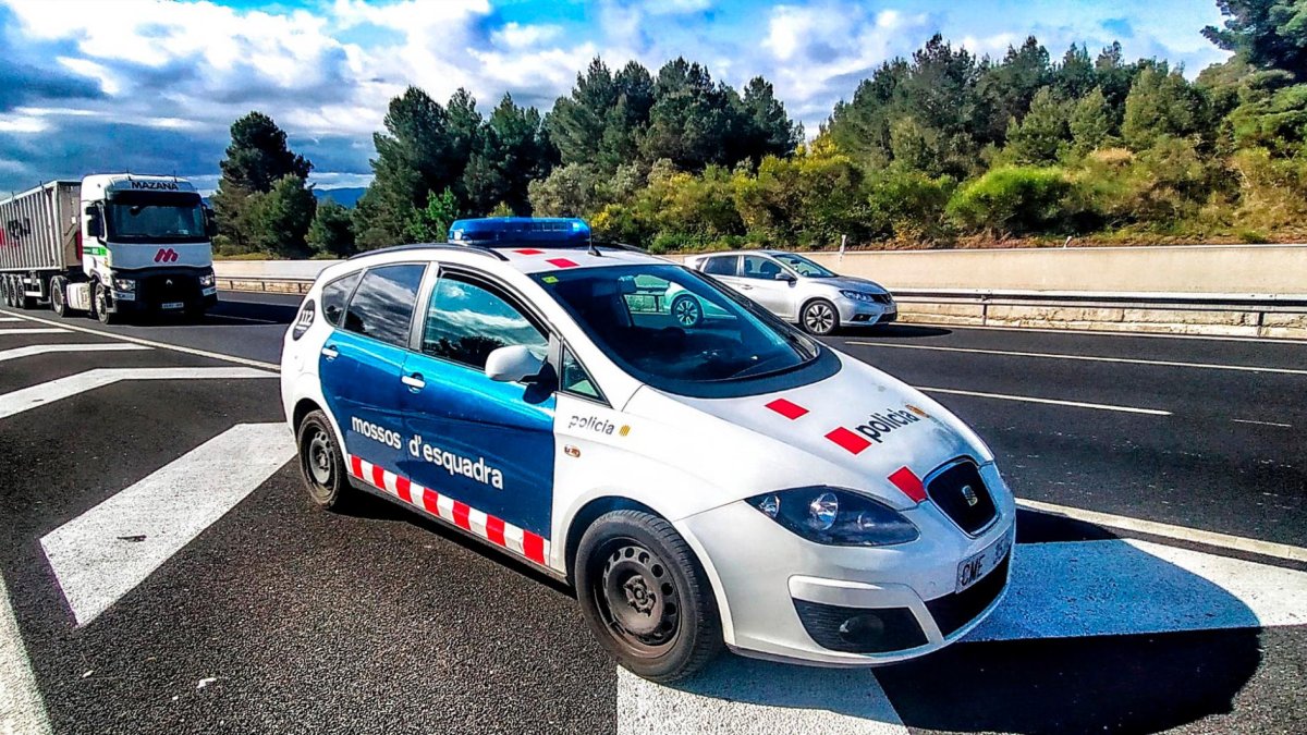 Mossos ha activado un operativo para localizar a los coches que han actuado en este incidente.