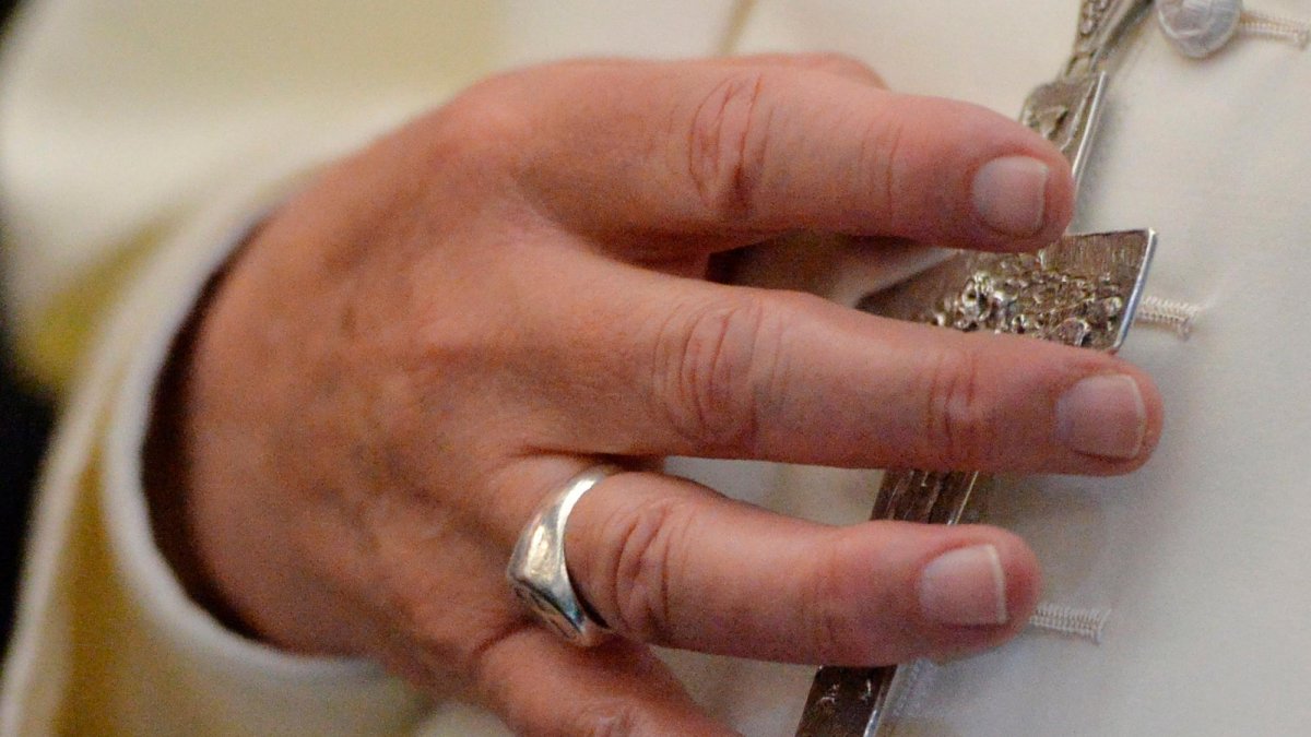 Empieza el período llamado “sede vacante” y el gobierno de la Iglesia queda en manos del Colegio Cardenalicio.