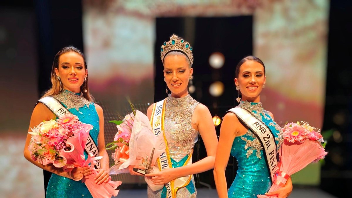 Imagen de la ganadora junto a las finalistas.