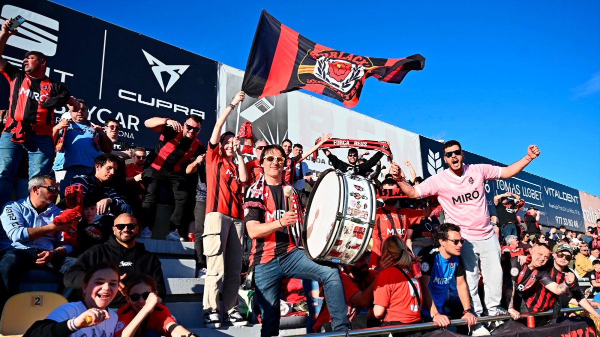 La afición rojinegra celebrará hoy el ascenso con sus jugadores en el Estadi.
