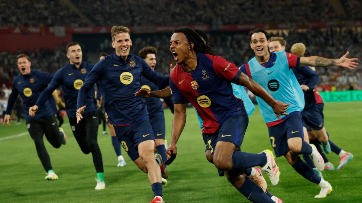 Los jugadores del FC Barcelona celebran el tercer gol del equipo blaugrana durante el encuentro correspondiente a la final de la Copa del Rey que disputan hoy sábado Real Madrid y FC Barcelona en el estadio de La Cartuja, en Sevilla.