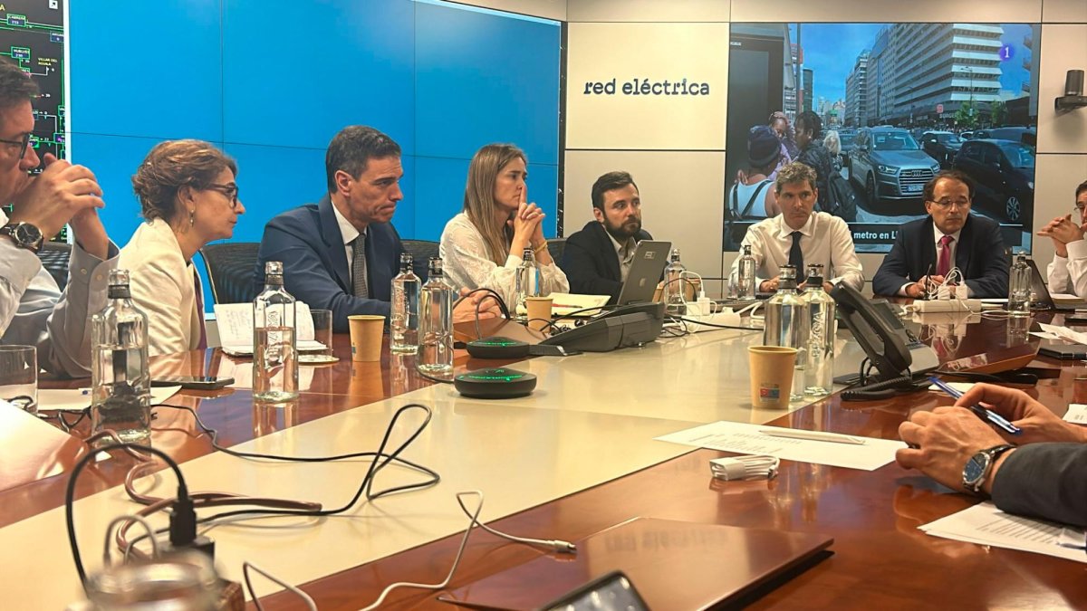 Momento de la reunión de este lunes tras el apagón.