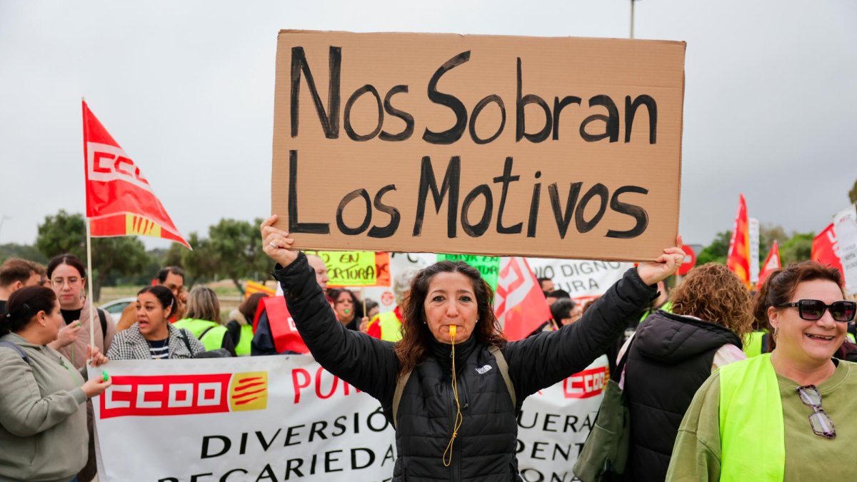 Cientos de empleados se han unido a la concentración convocada este sábado.