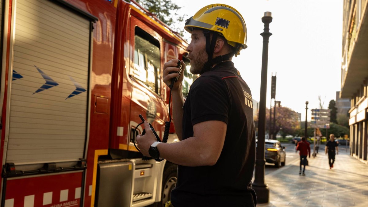 Una persona del cuerpo de Bombers durante esta tarde de lunes en Tarragona.